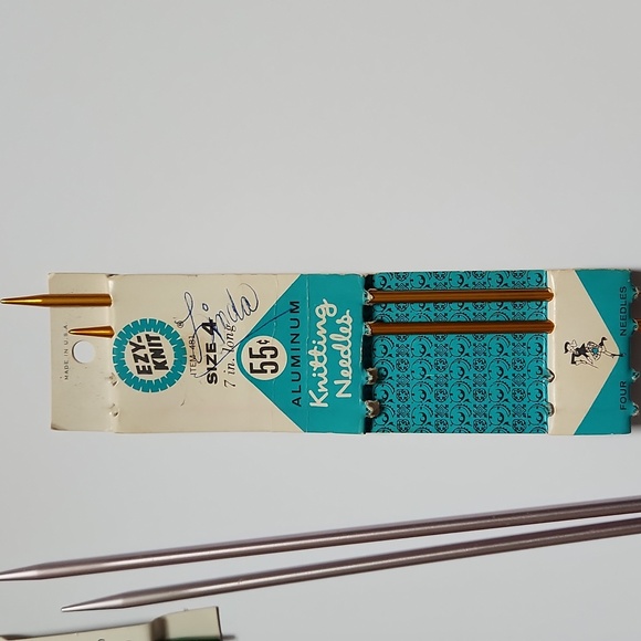 Various knitting needs, over 16 sets plus circulars, cable stitch etc - Picture 3 of 6